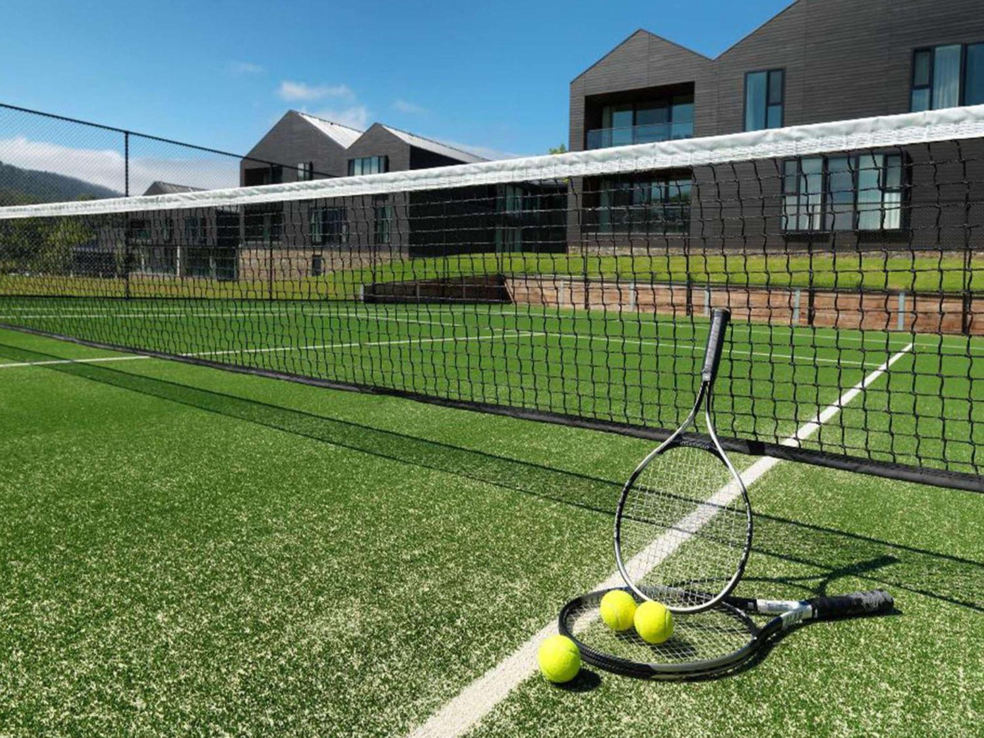 Peppers Marysville Exterior foto Tennis balls and racket on a tennis court