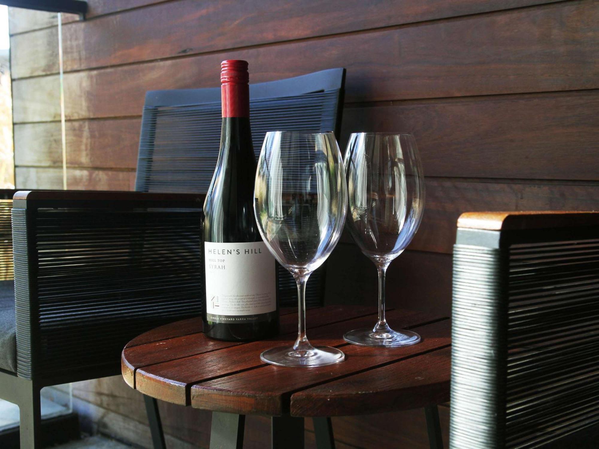 Peppers Marysville Exterior foto A bottle of wine and two wine glasses